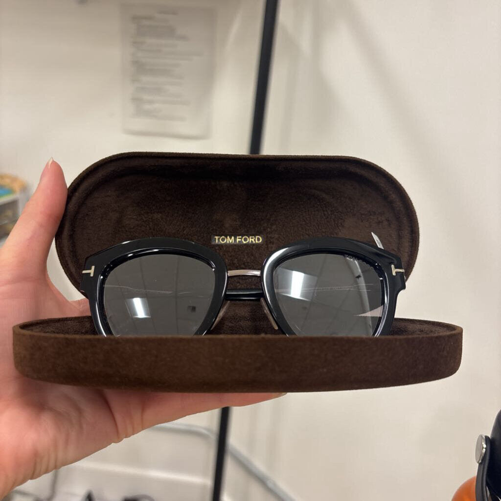 Black Rim Cat Eye Sunglasses (case)