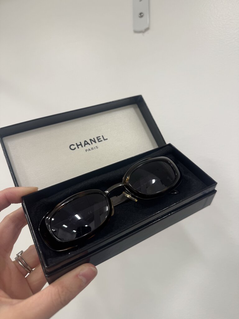Vintage Brown Tortoise Oval Sunglasses w/ Box