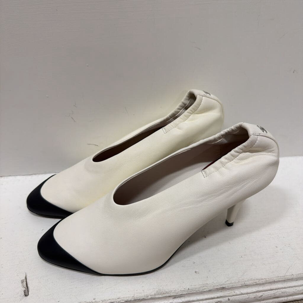 2026 White/Black Captoe Pump (NEW 1325)