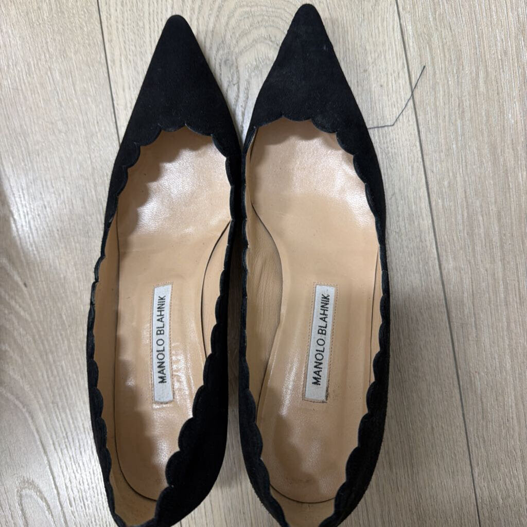 Manolo Blahnik Suede Scallop Pump