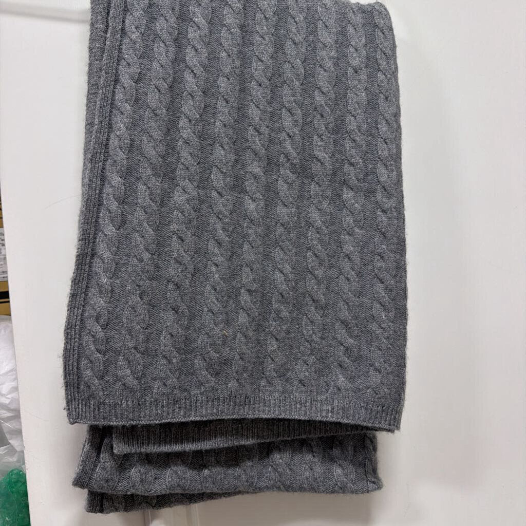 Grey Cableknit Scarf