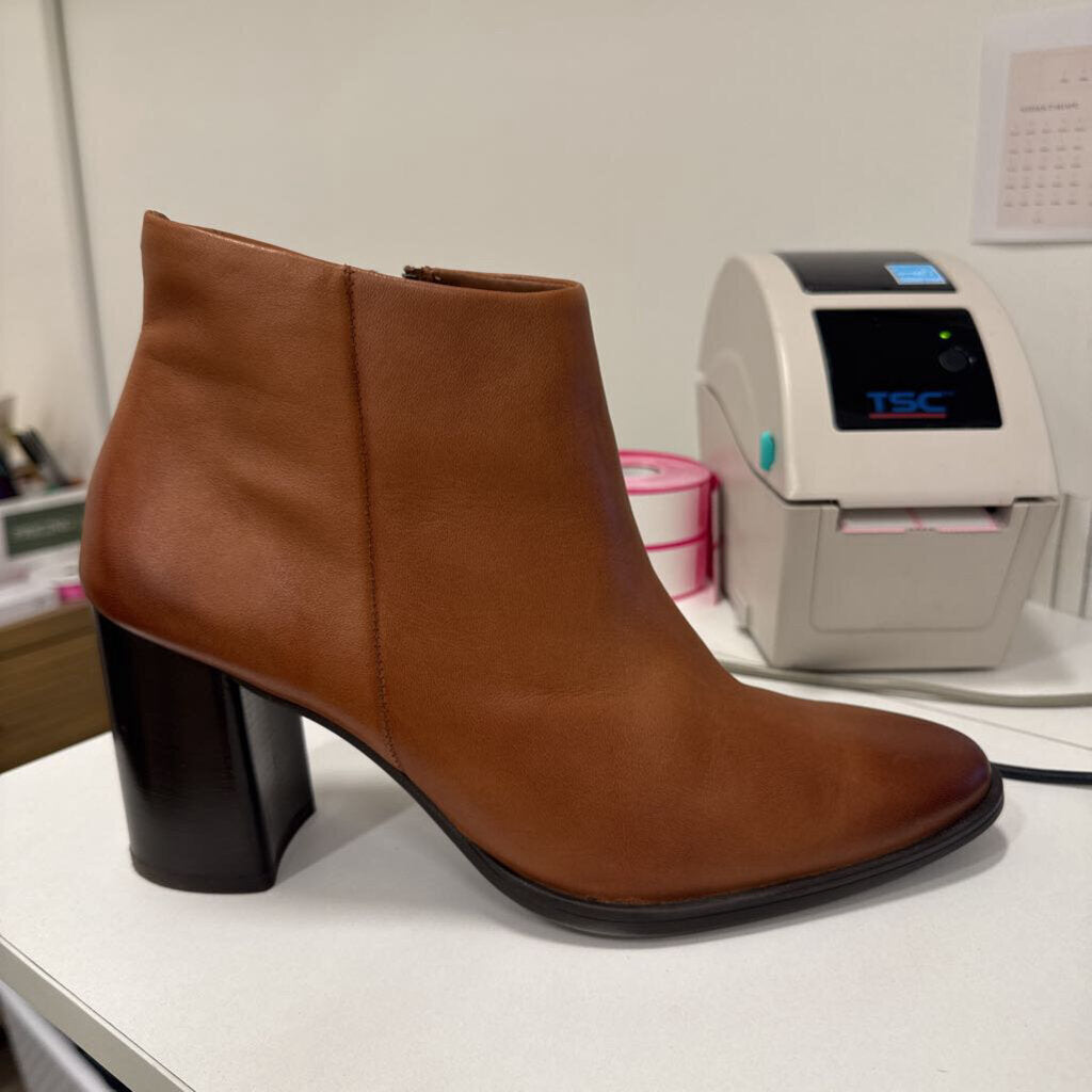 Brown Leather Heeled Boot (R.495)