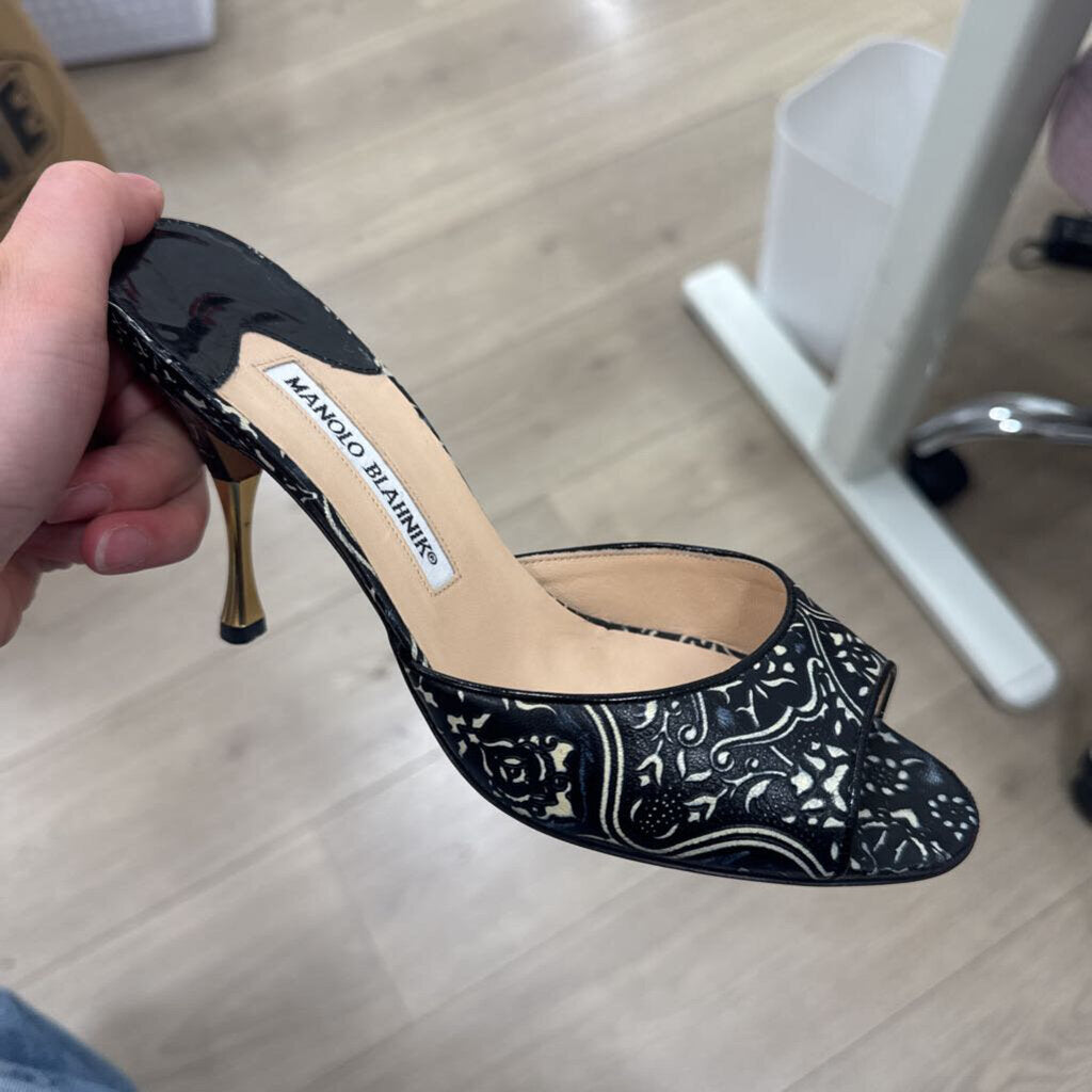 B&W Floral Embossed Leather Pump