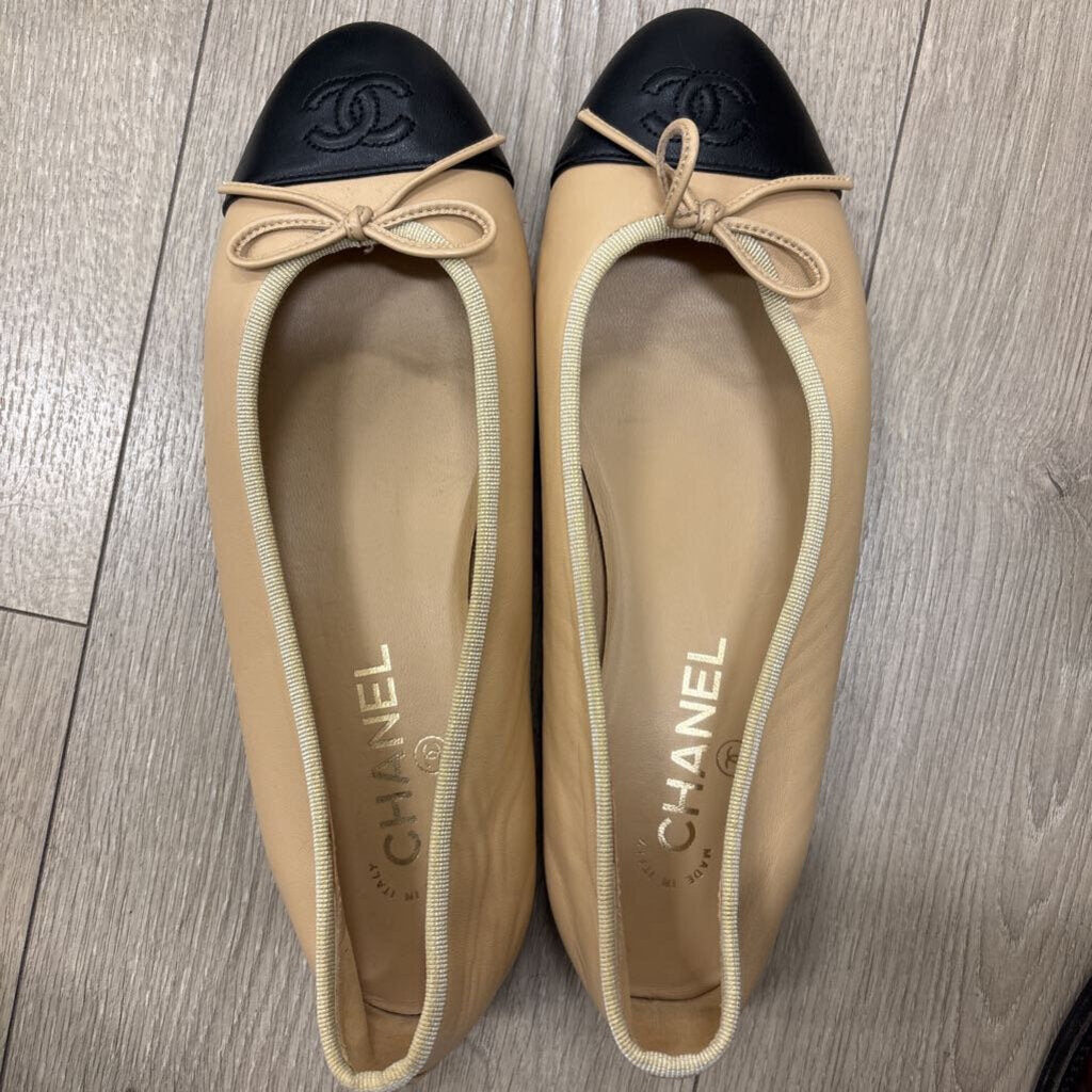 Beige/Black Leather CC Cap Toe Ballet Flat