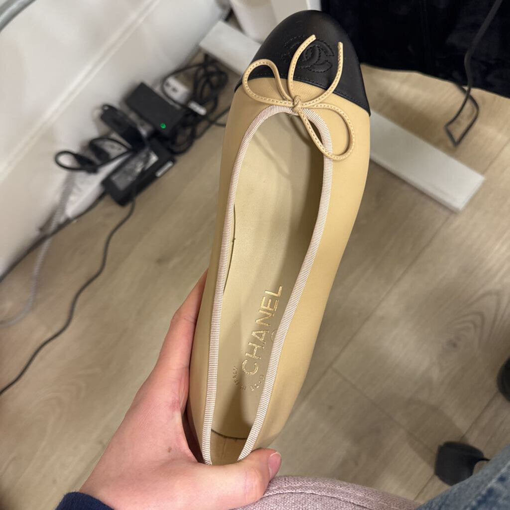 Beige/Black Leather CC Cap Toe Ballet Flat