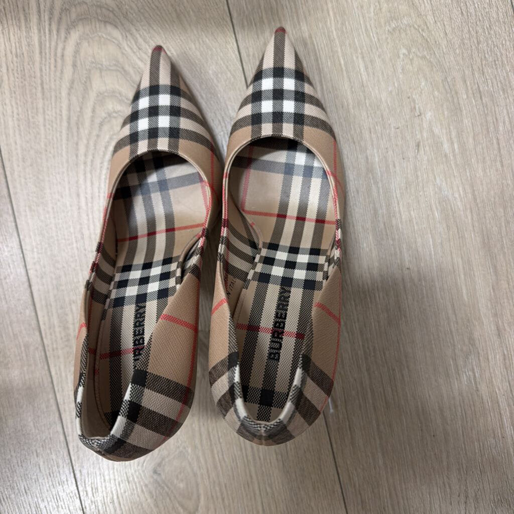 Check Dame Pumps