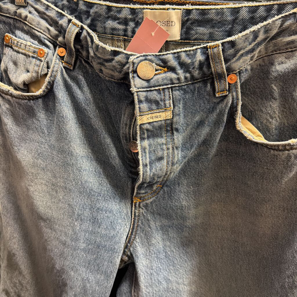 Medium Wash Straight Leg Jean