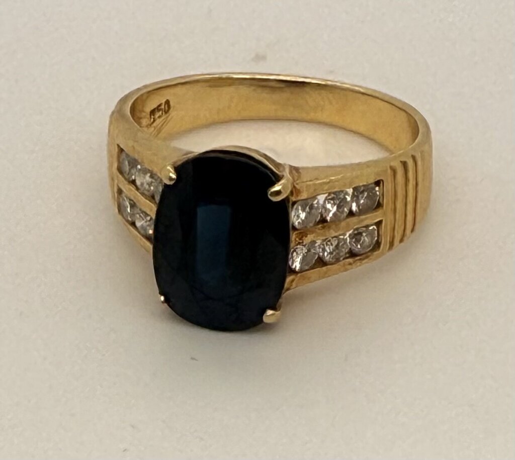 18k yg oval sapphire and diamond ring