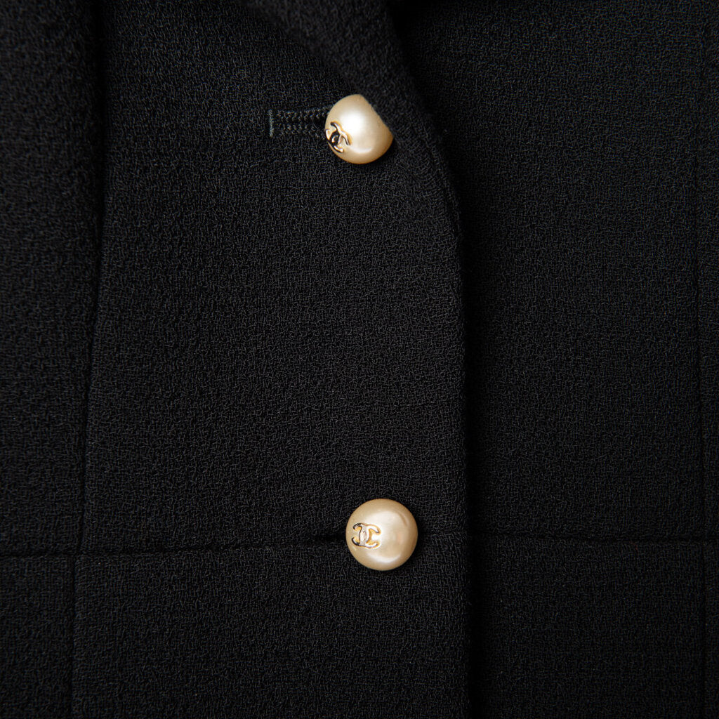 Chanel Boutique Pearl Button Satin Detail Blazer (1997)