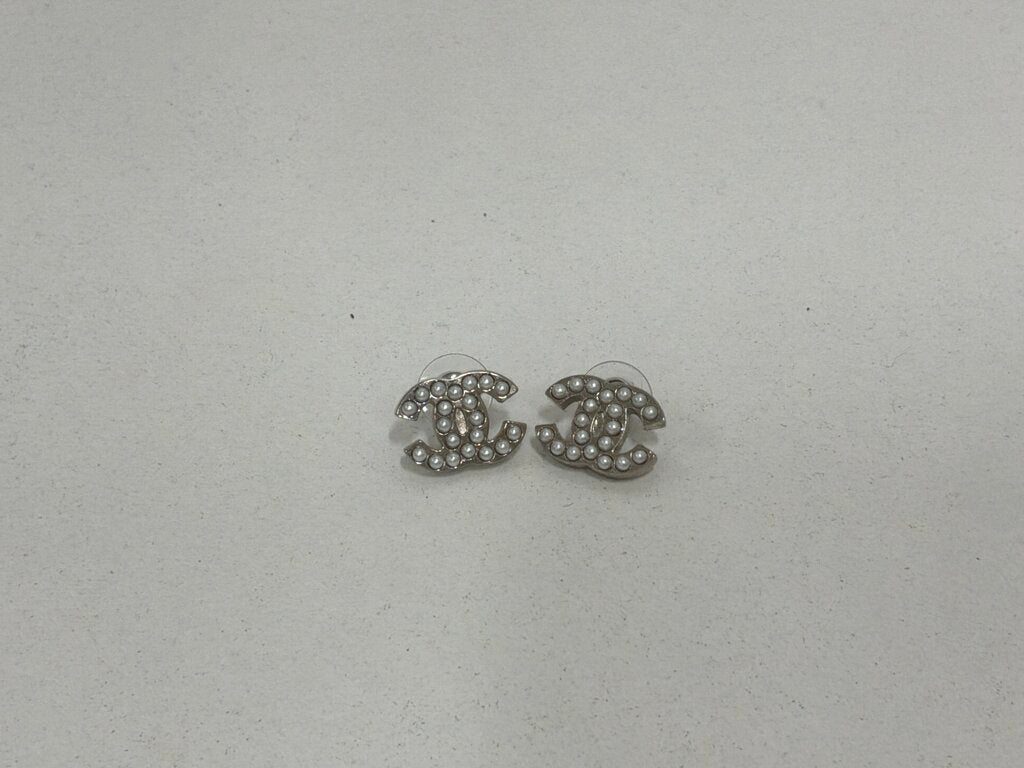 White “CC” pearl post earring