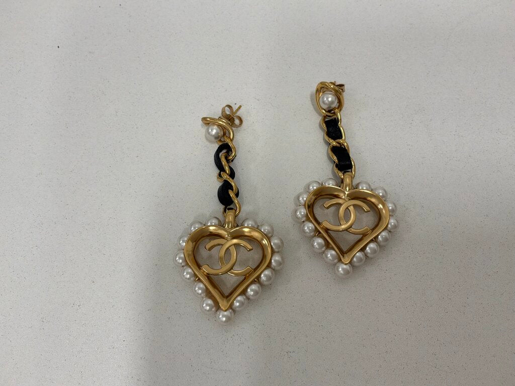 GT- Pearl leather drop heart Earring