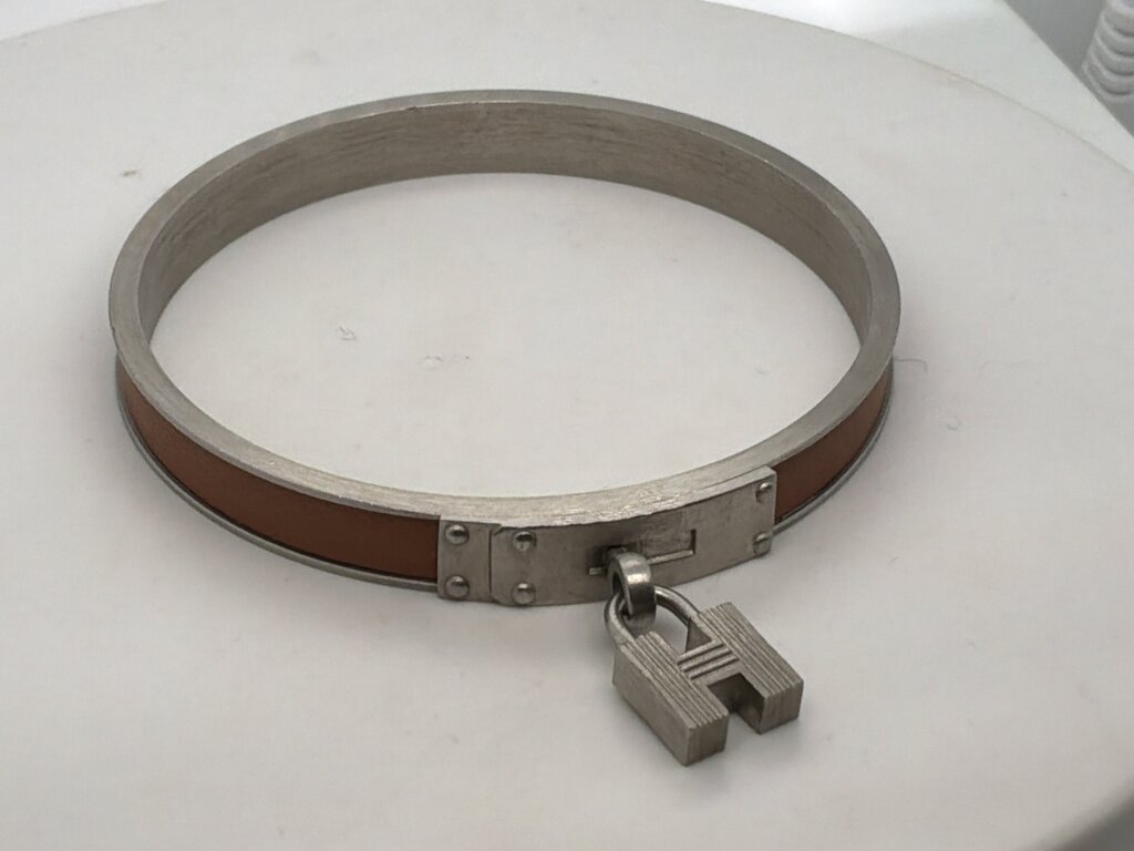 H Lock Cadena Bangle Bracelet