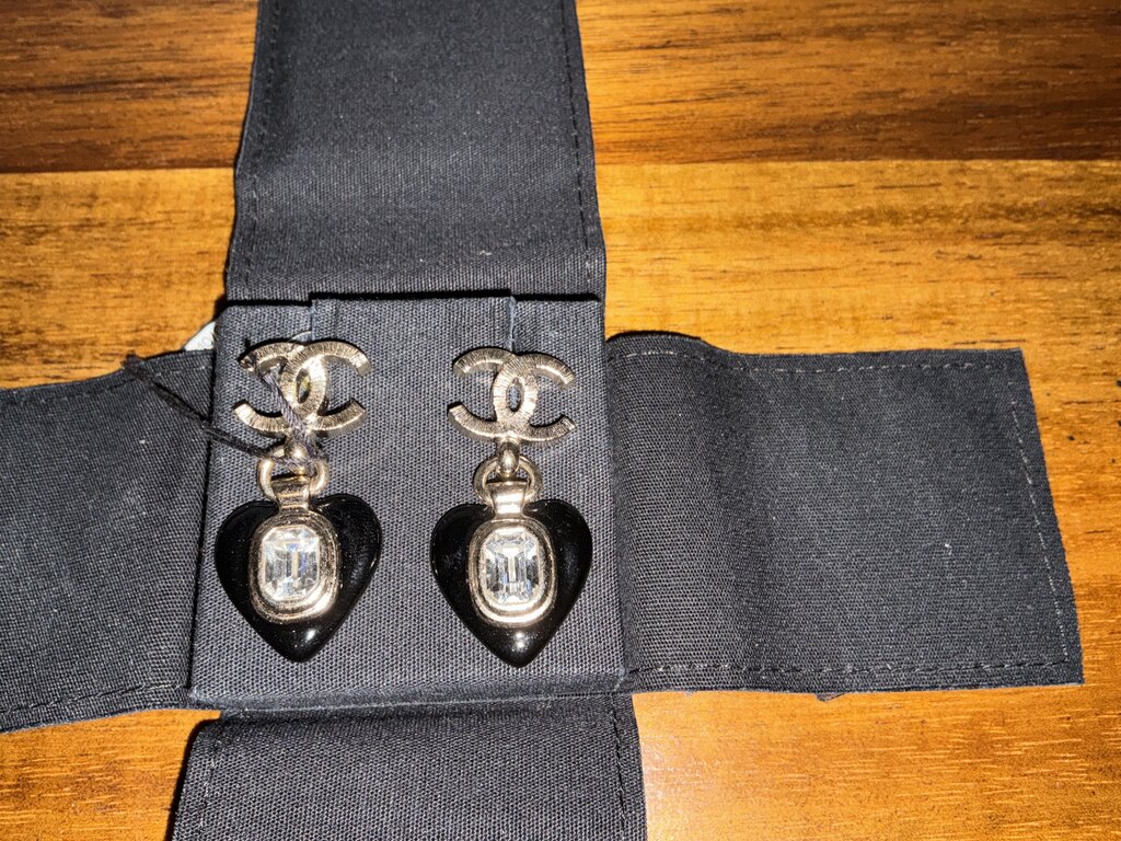 CC BLACK EARRINGS / FRICTION BACK / BOX