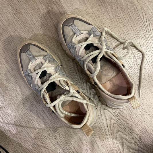 Tan/Silver Trainers (est 795)