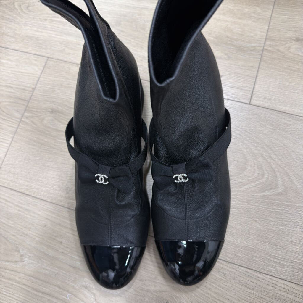 2023 Black Leather Interlocking Bow CC Boot, 40.5