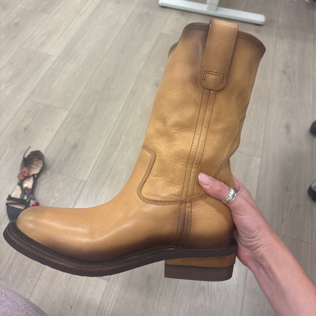 Brown Distressed Boot (R: 2250)