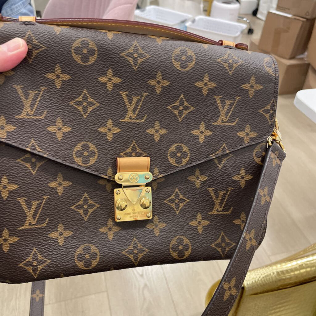 Monogram Canvas Pochette Metis