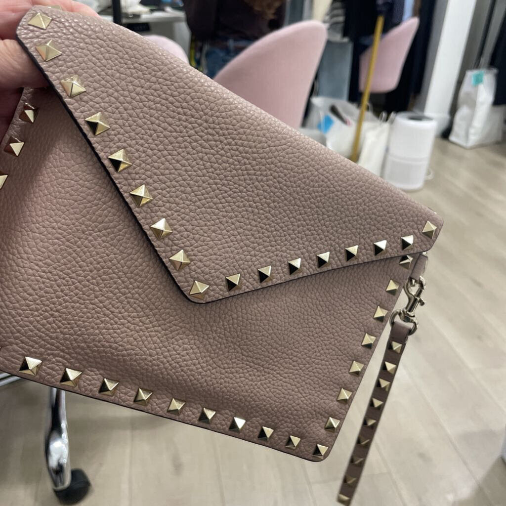 Nude Rockstud Envelope Clutch