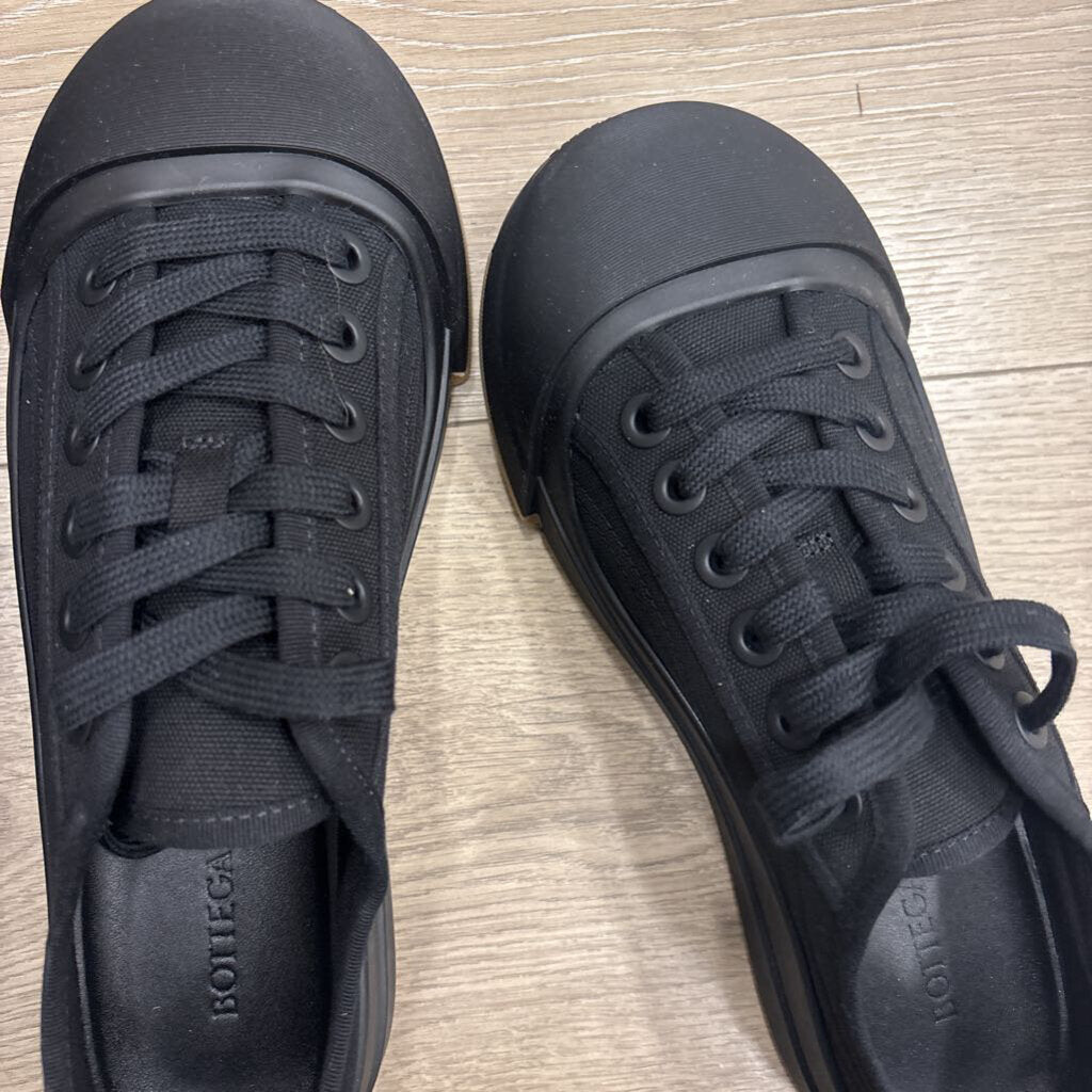 Black Flat Sneaker