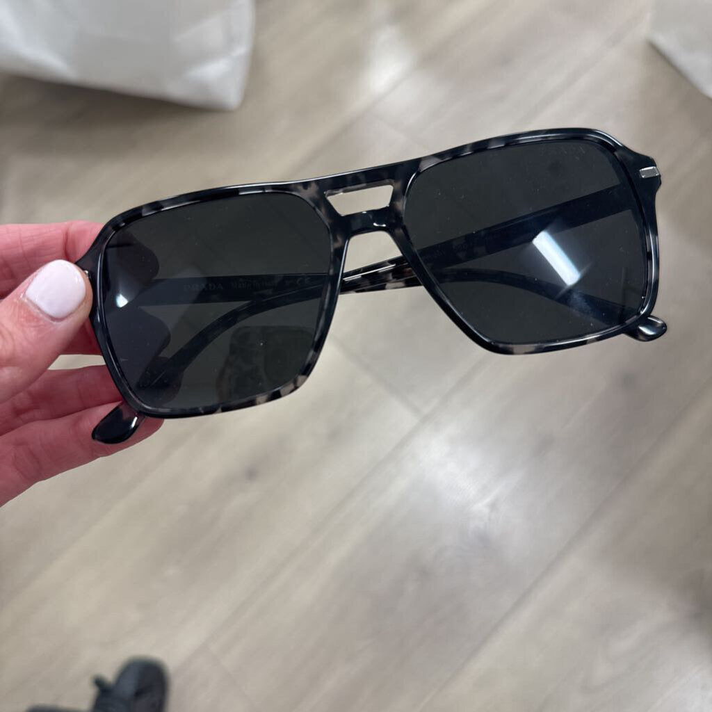 Black Tortoise Pilot Sunglasses (stretched out)