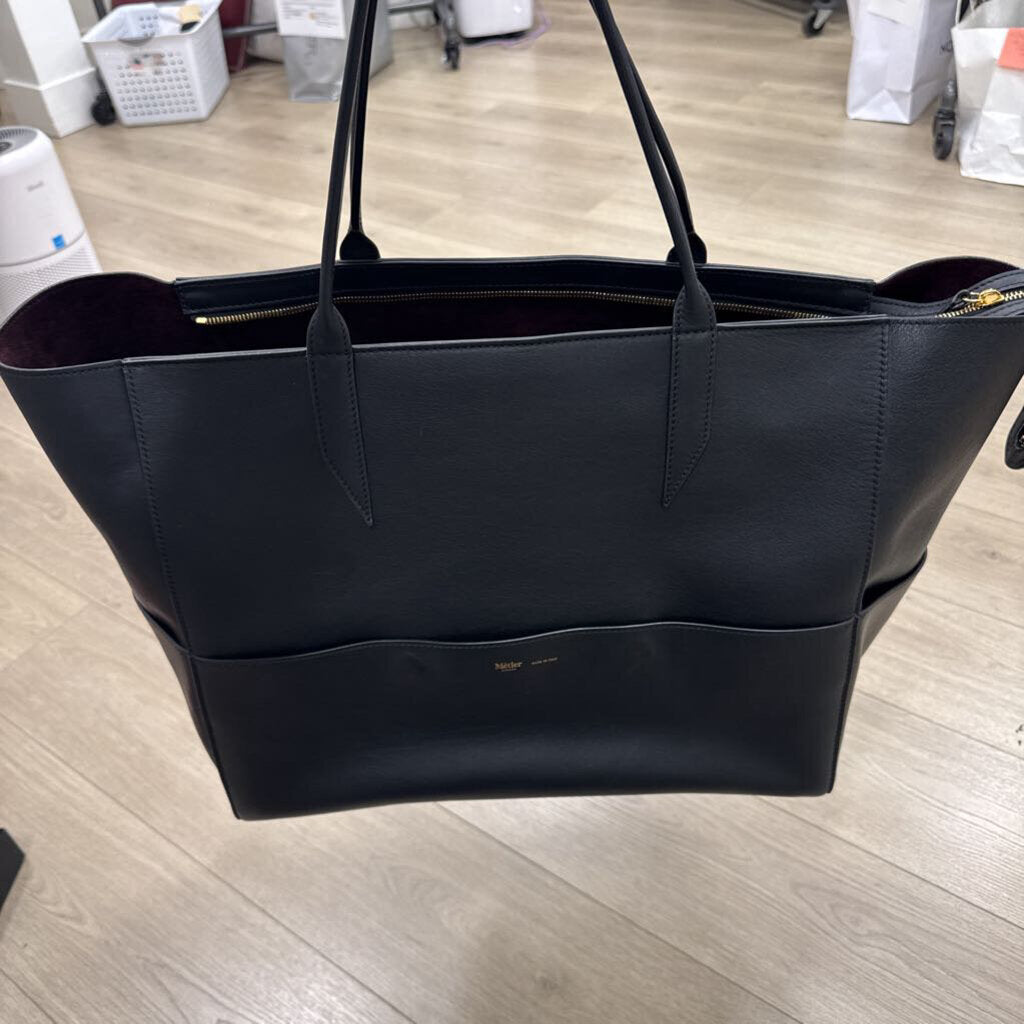 Black Leather Carryall Tote (est R.3450)