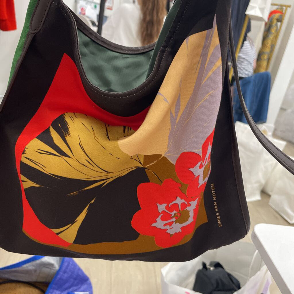Scarf 233 Bag (est 800)