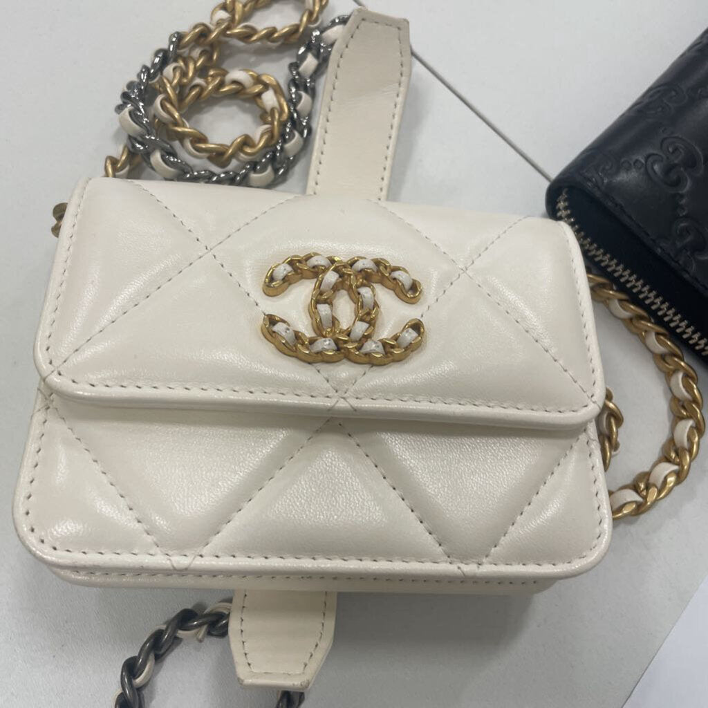 White Lambskin 19 Card Holder On Chain