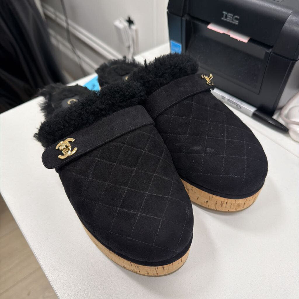 Black Sudee/Shearling Clogs (38)