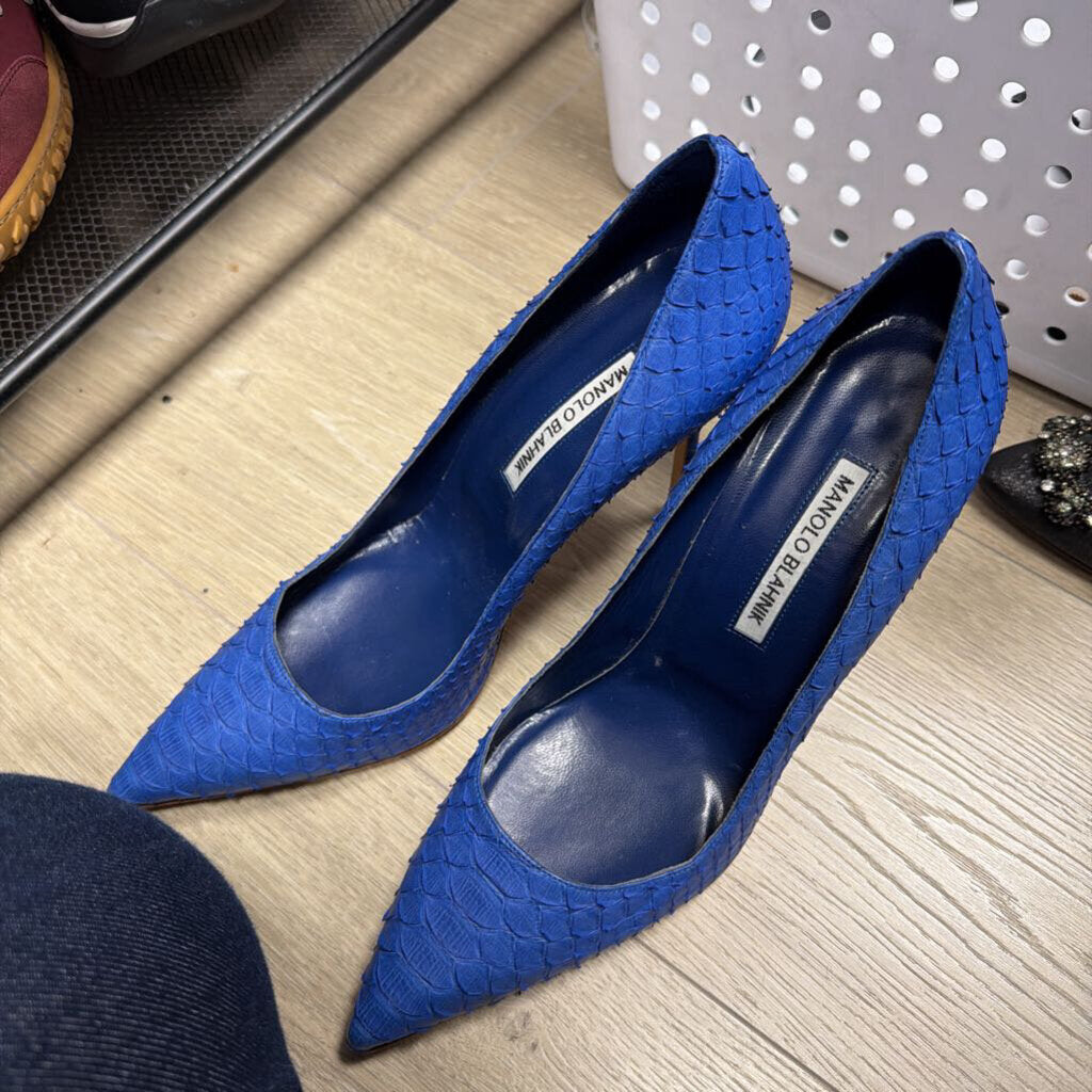Blue Embossed Pumps
