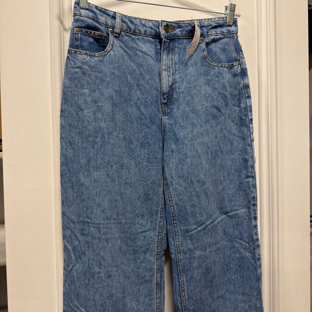 Medium Wash Straight Leg Jean