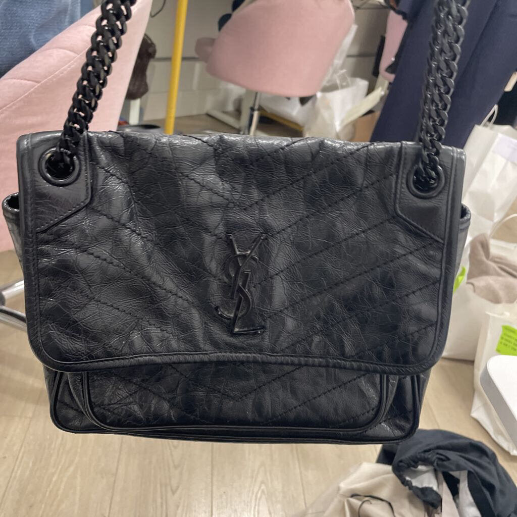 Black Medium Niki Shoulder Bag (est 3300)
