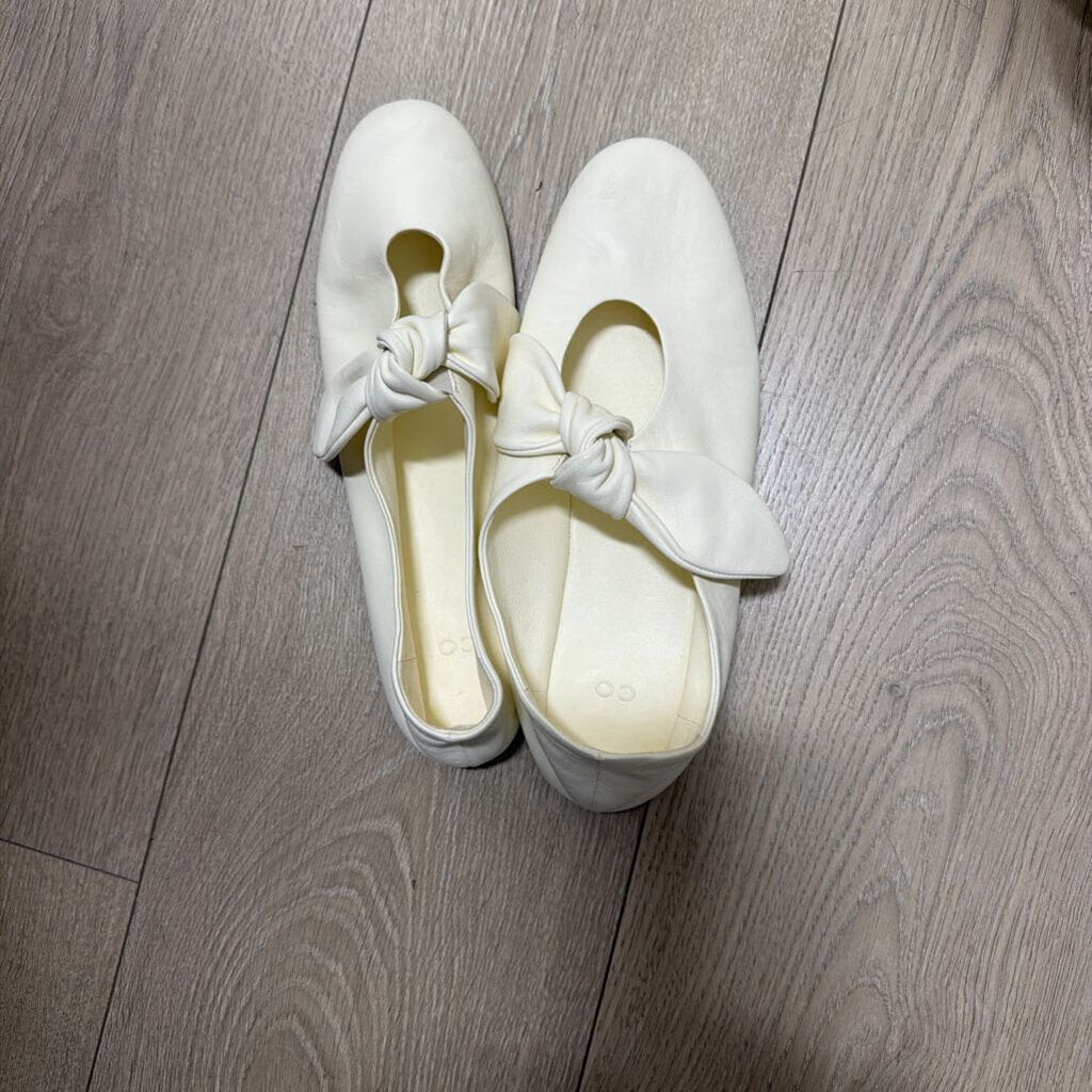 Ivory Leather Bow Tie Flat, 37.5